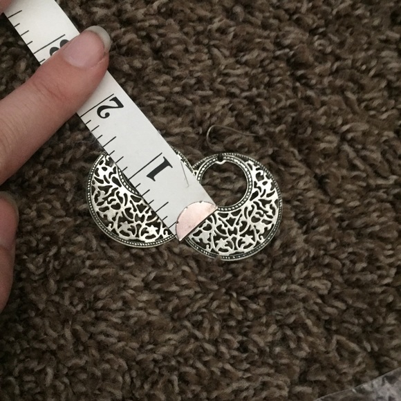 ✨free when bundled✨ Dangling Earrings - Picture 5 of 6